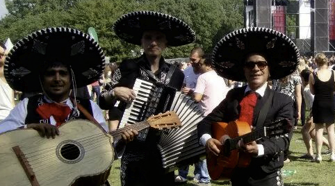 Mexicaans act aangepast voor parades overdag