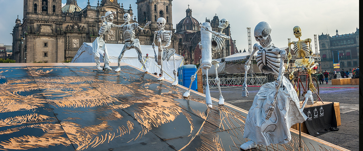 Mexicaans act aangepast voor parades overdag