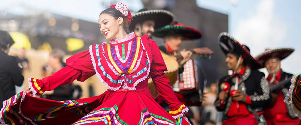 Mexicaans act aangepast voor parades overdag